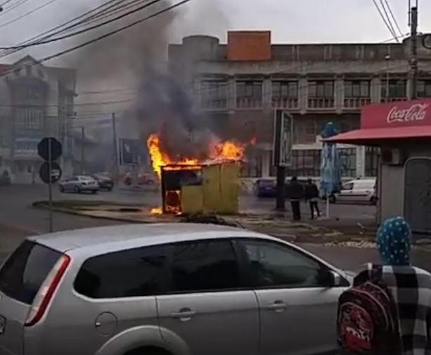 VIDEO – CONSTANȚA: O baracă a fost cuprinsă de flăcări la Casa de Cultură