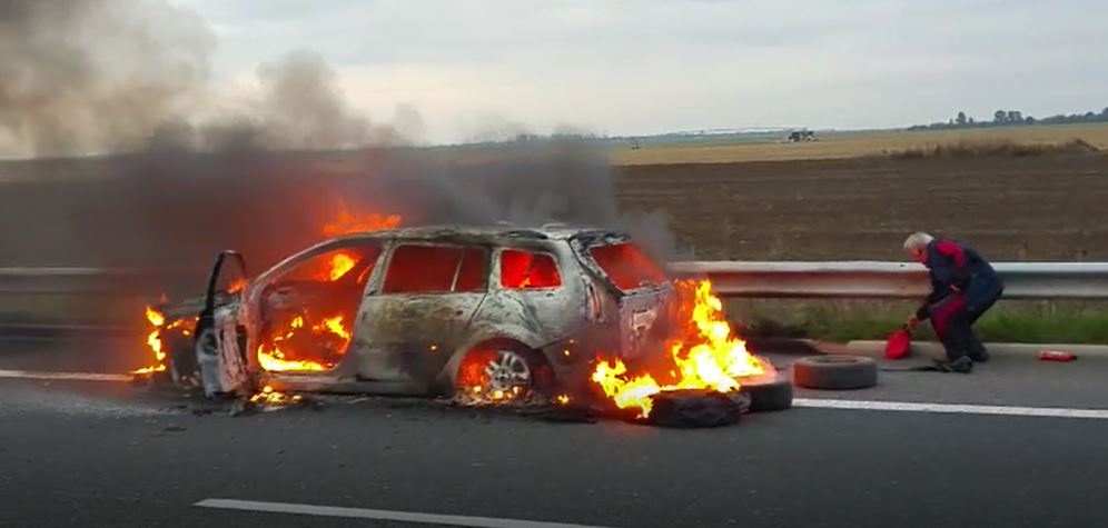 VIDEO – O mașină a ars ca o torță pe Autostrada Soarelui
