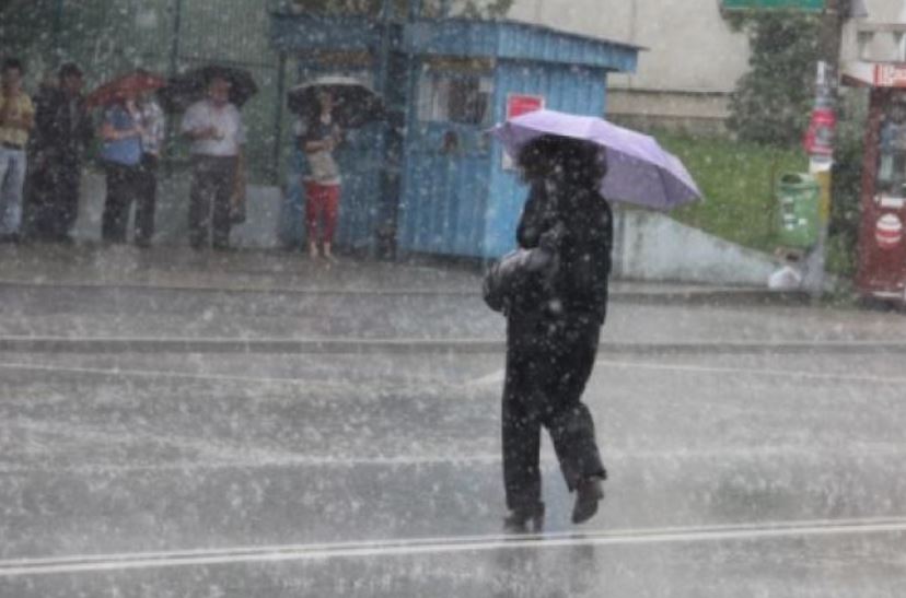 Avertizare meteorologică. Furtuni, ploi, precipitații mixte și ninsori. Este vizată TOATĂ țara