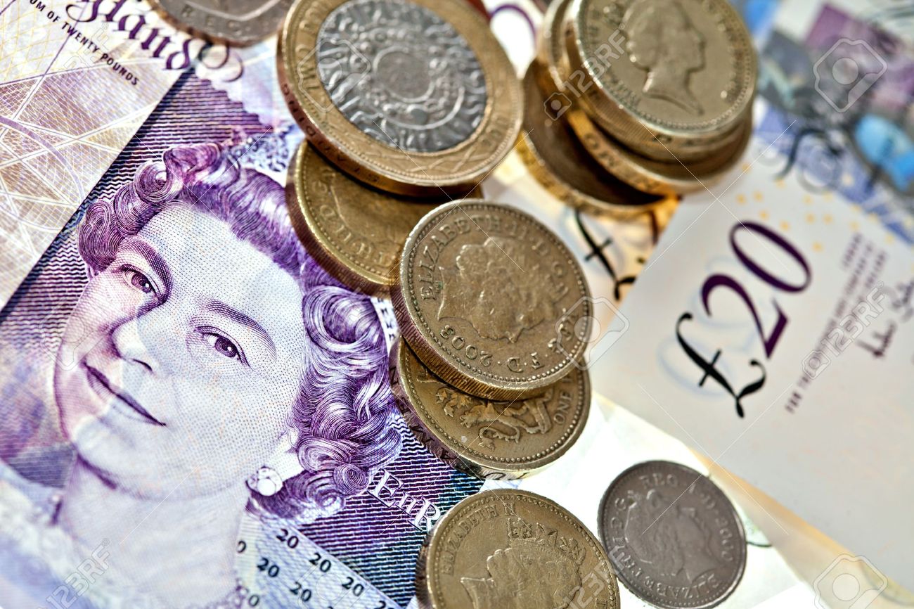 LONDRA: Lira sterlină s-a depreciat semnificativ