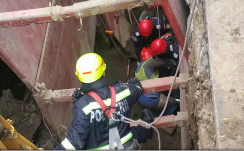 UPDATE – BUCUREȘTI. Un bărbat a fost prins sub un mal de pământ