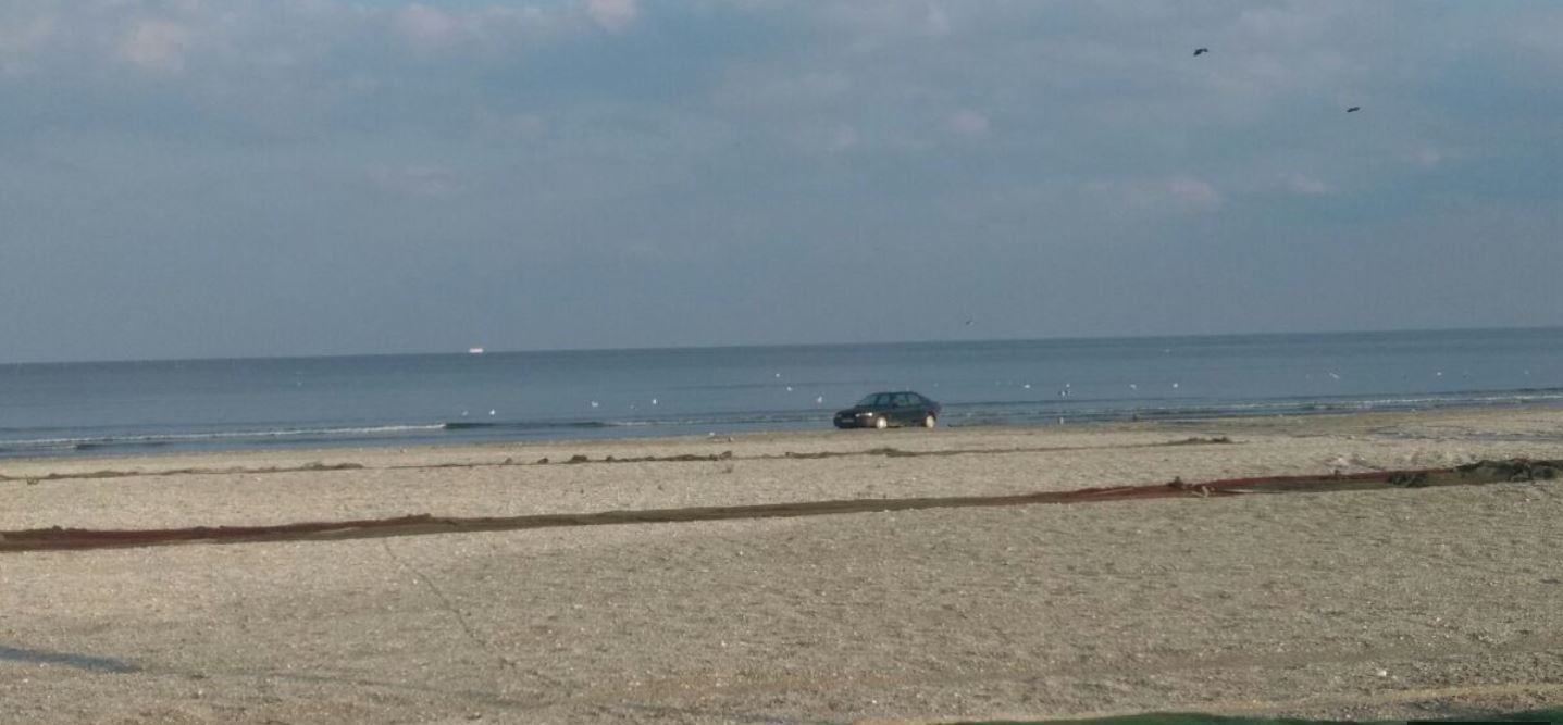 FOTO – Cu mașina pe…plajă!