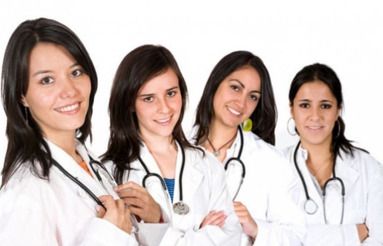STUDIU: Asistentele medicale, cele mai dezavantajate în sistem
