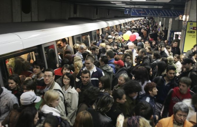 DOUĂ STICLE de SUC și un SANDWICH au OPRIT traficul la metroul bucureștean