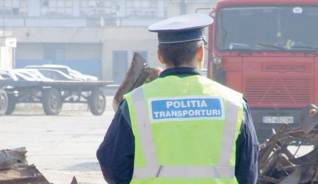 CONSTANȚA: Prinși în flagrant în timp ce furau combustibil din vagoanele cisternă. Polițiștii au ridicat aproximativ 2 tone de produs petrolier