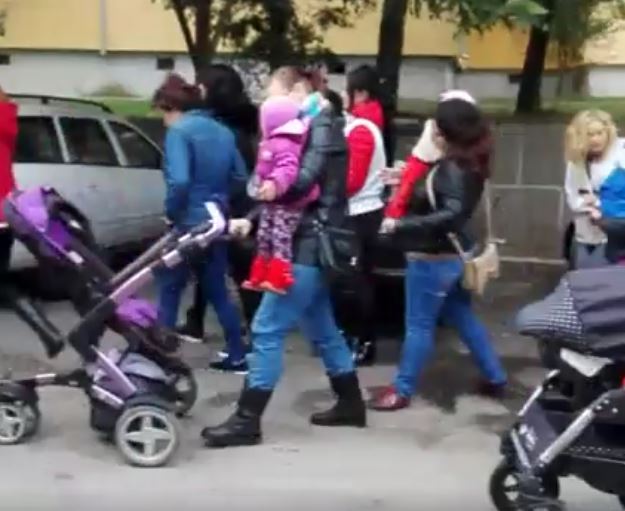 VIDEO: Zeci de mămici au protestat în această dimineață în fața Spitalului Județean Tulcea