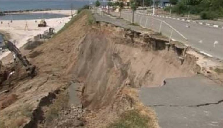 Autorităţile locale din EFORIE SUD sunt alertate de alunecarea de teren