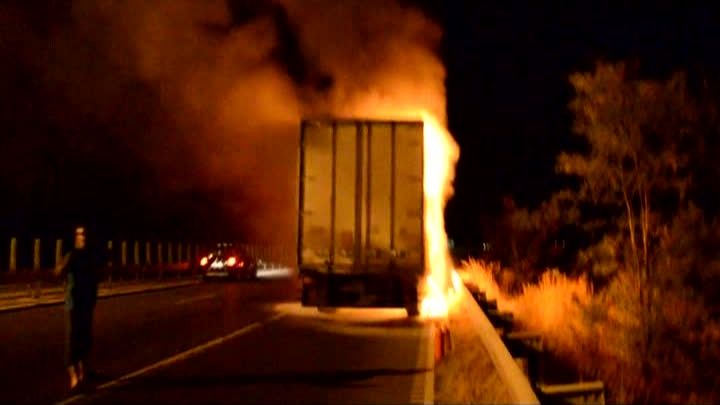 TIR cuprins de flăcări pe Autostrada Soarelui pe sensul de mers Constanţa – București