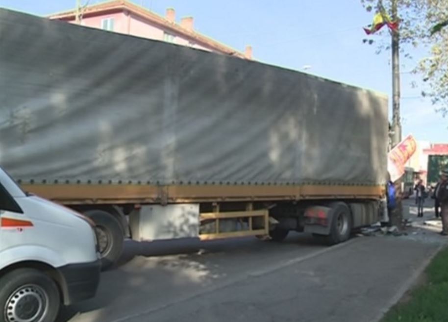 IALOMIȚA: Trafic îngreunat după ce un TIR a intrat într-un stâlp