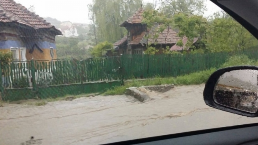 TULCEA: Microbuz surprins de viitură