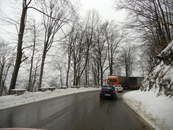 Trafic rutier în condiții de IARNĂ în zonele montane