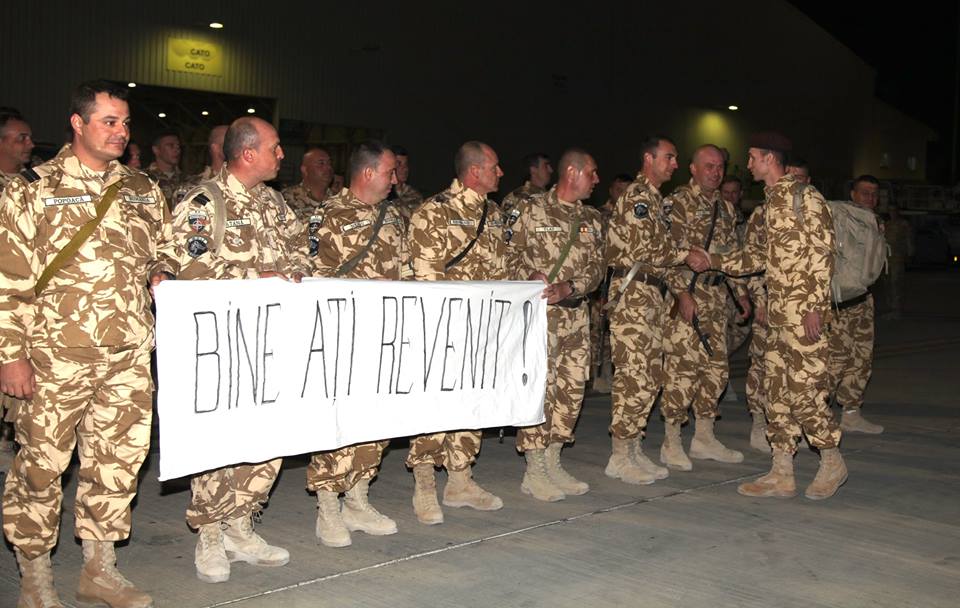 FOTO: Unul dintre militarii răniți în Afganistan a fost externat