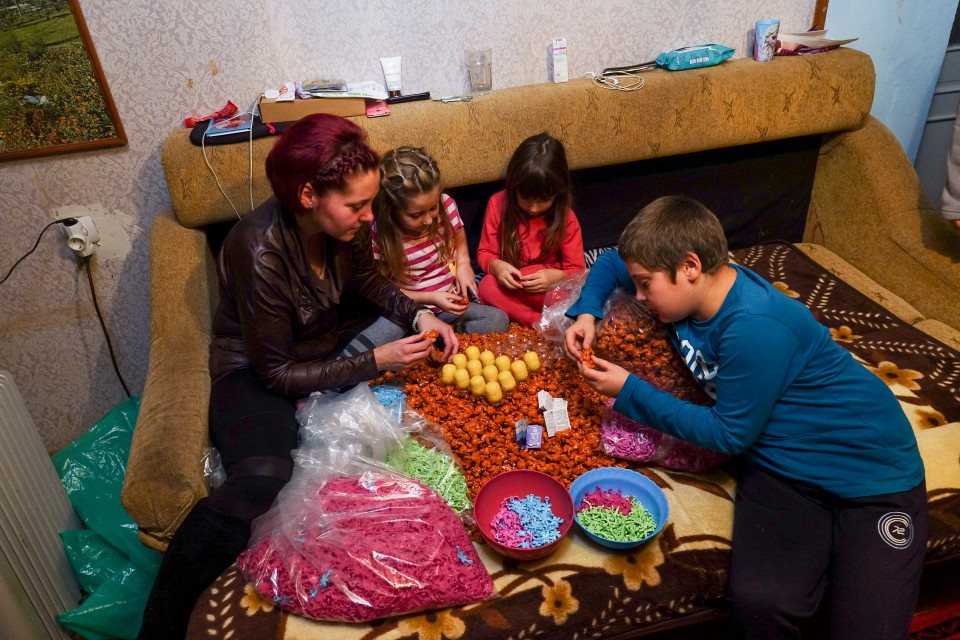FOTO: Revoltător! Copii români exploatați pentru fabricarea de ouă Kinder