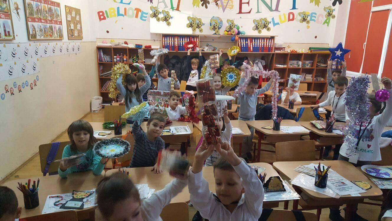 FOTO: Spiridușii Moșului au contribuit la împodobirea secției de pediatrie a Spitalului Județean Constanța