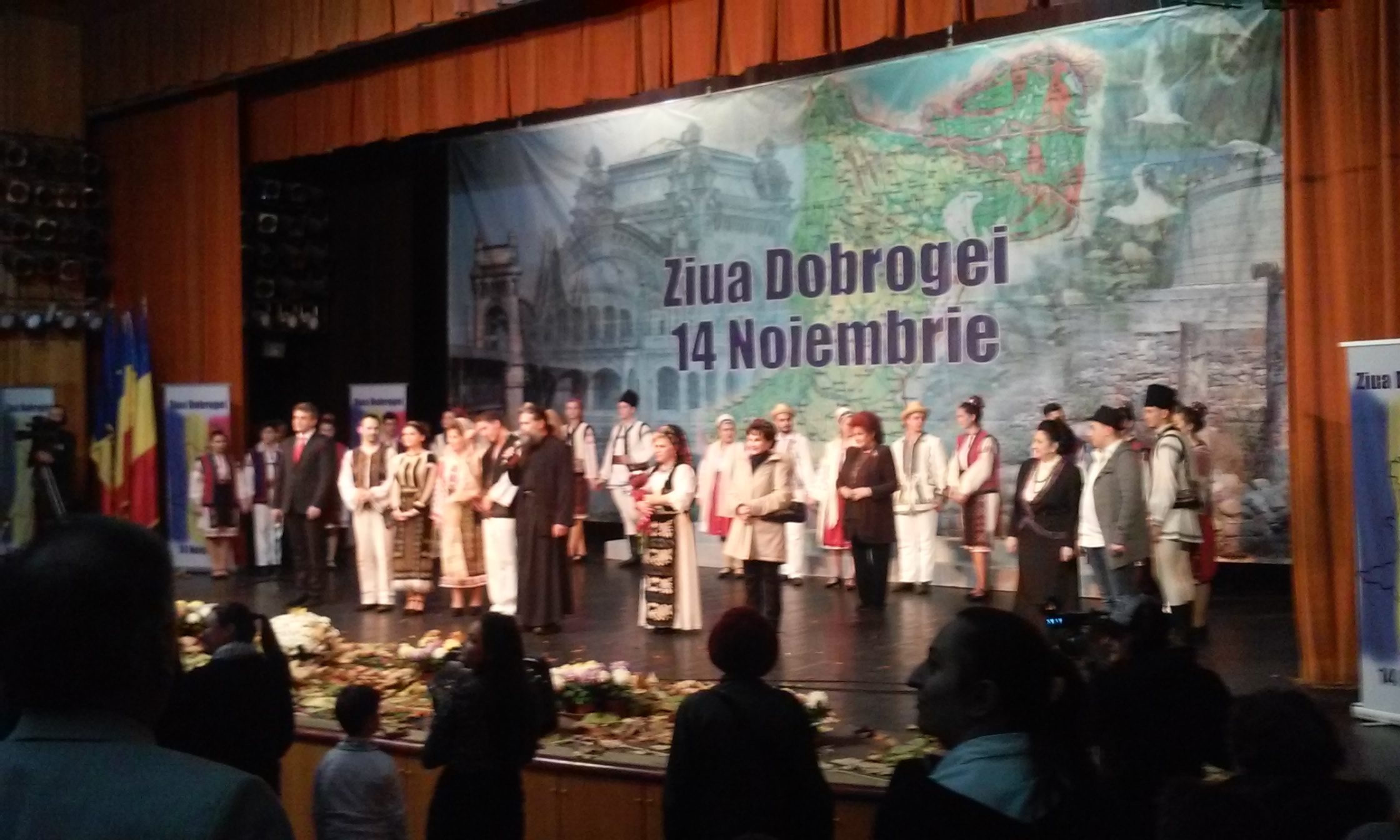 CONSTANȚA: ,,Pământ de vatră, Dobroge străbună” – Spectacol pe scena Casei de Cultură