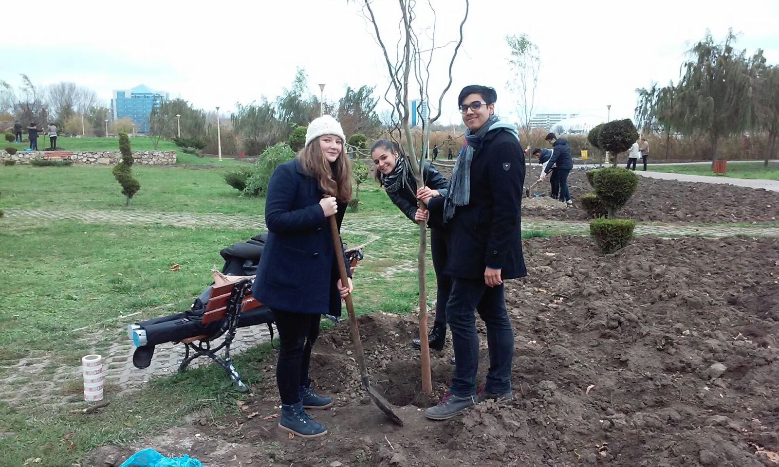 FOTO: Mai mulți elevi din Constanța au plantat pomi în Parcul Tăbăcărie