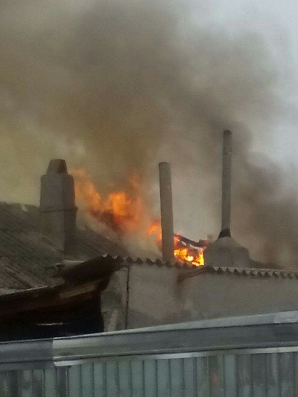 FOTO: UPDATE – O casă a luat foc în localitatea LIMANU