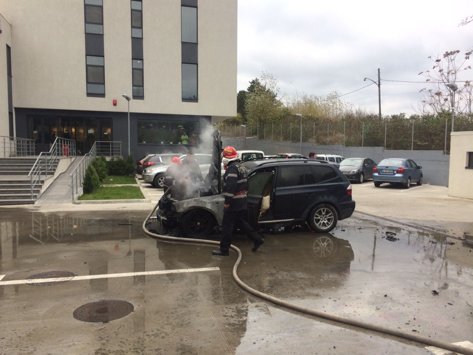 CONSTANȚA: O mașină a luat foc în curtea unui spital privat !
