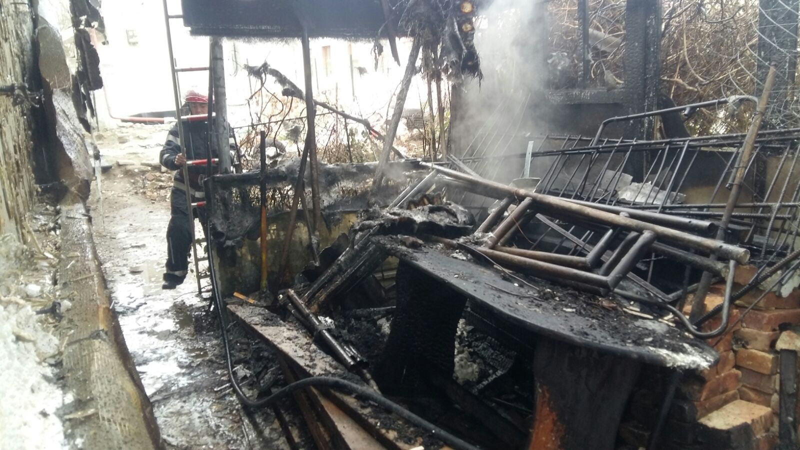 VIDEO – FOTO: Un depozit de lemne a luat FOC în spatele Tribunalului MEDGIDIA