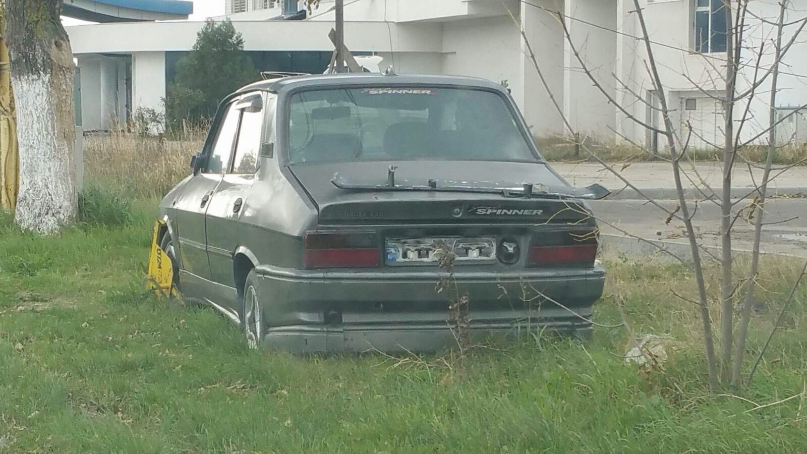 UPDATE/FOTO – MAMAIA. De câteva luni, o mașină își așteaptă proprietarul