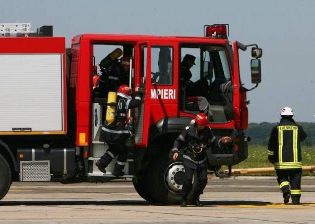 O autoutilitară a fost cuprinsă de flăcări pe Autostrada Soarelui