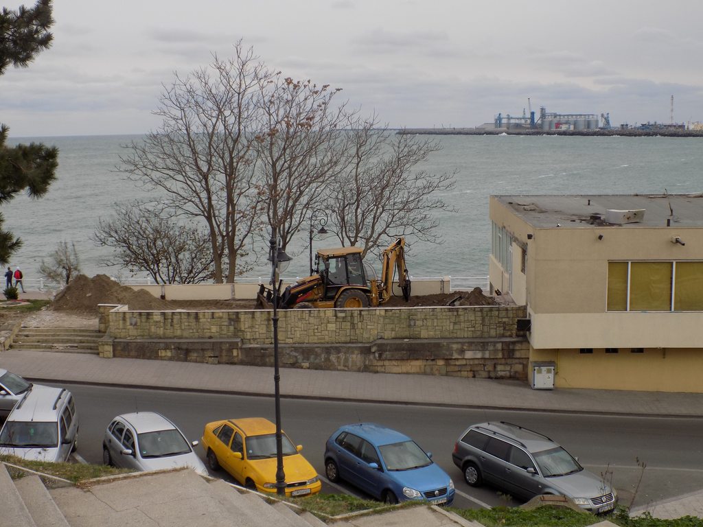 FOTO – CONSTANȚA. Excavatoarele au intrat în restaurantul Vraja Mării