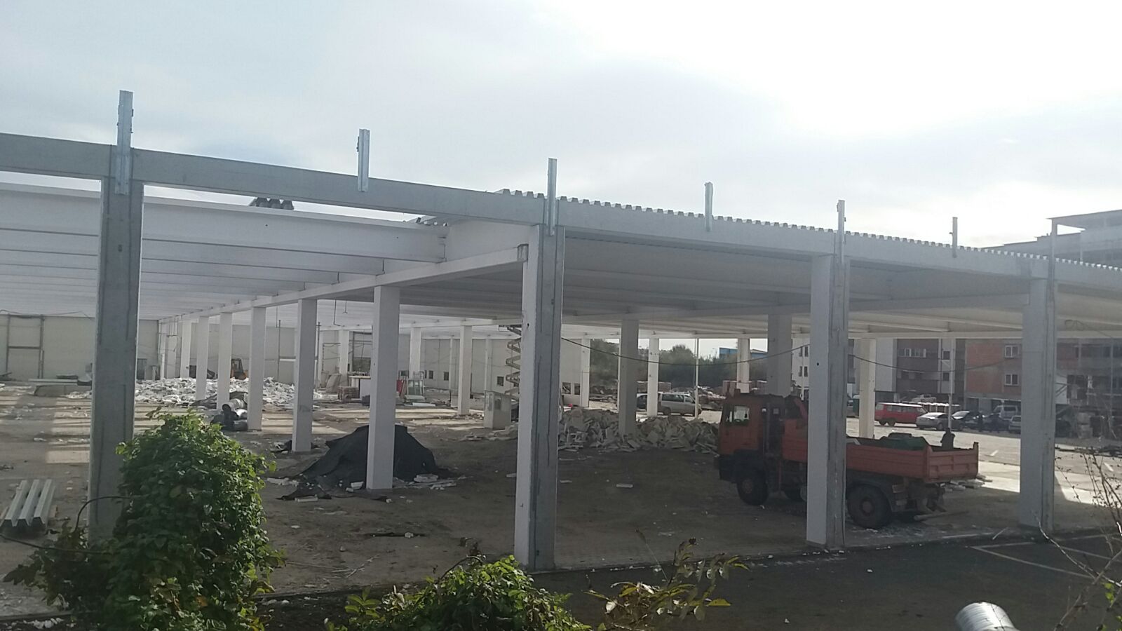 FOTO: Fostul supermarket InterEx este demolat. Ce se va construi pe acel loc