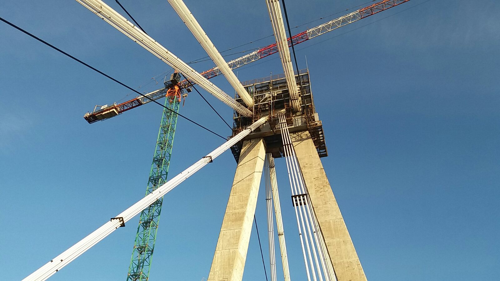 VIDEO/FOTO: La podul vechi de la Agigea se lucrează, dar nu prea