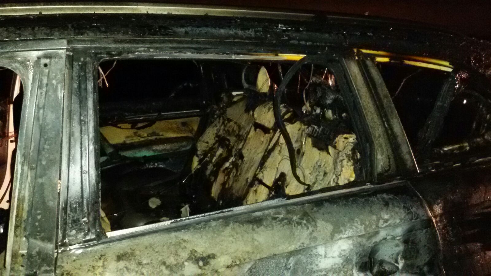 FOTO: Mașină distrusă de un incendiu pe A4