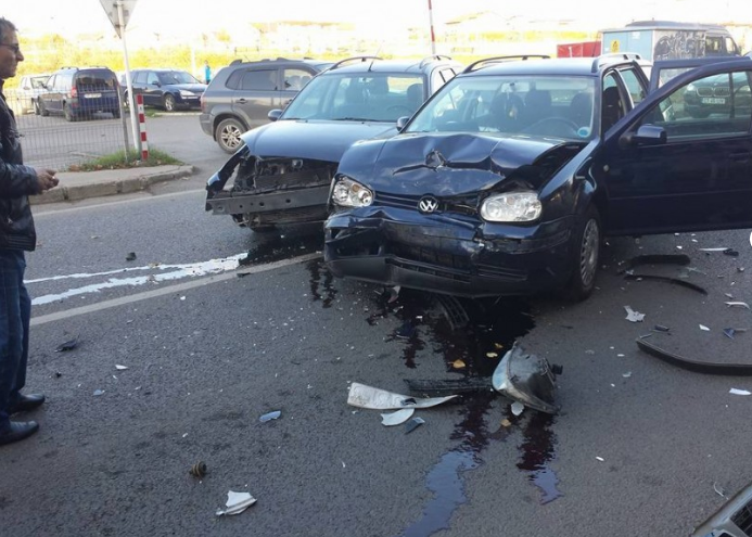 MANGALIA/FOTO: Accident rutier. Două mașini implicate