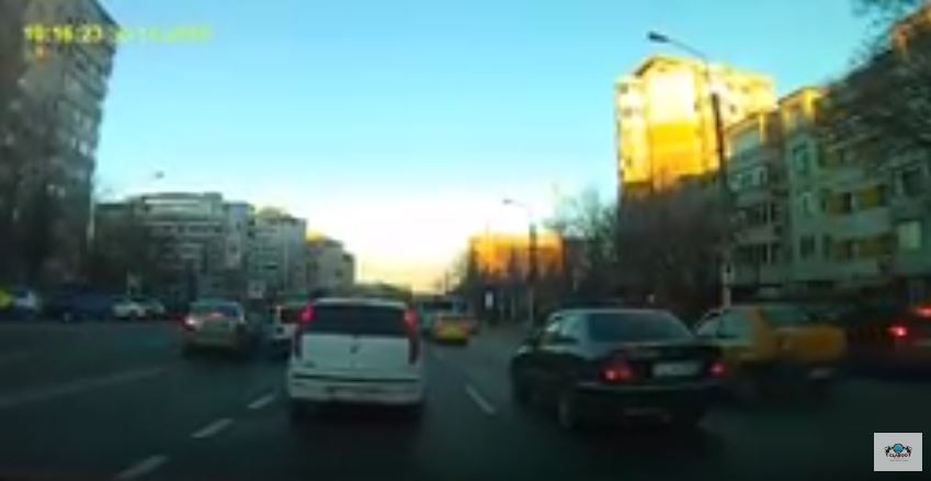 VIDEO – Impact violent, surprins ÎN DIRECT pe bulevardul Tomis