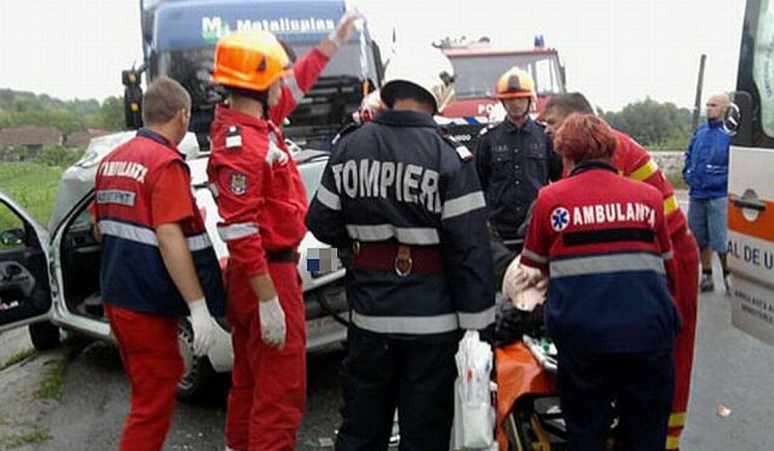 VÂLCEA: Accident rutier grav. Un autoturism a lovit frontal un TIR
