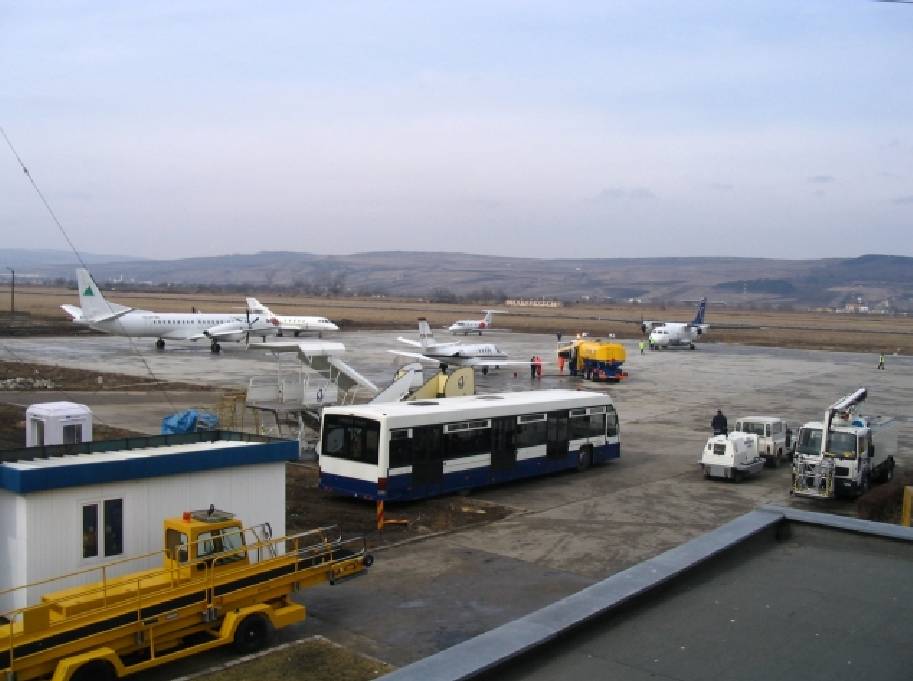 CLUJ: Incident pe aeroport – Un avion cu pasageri a fost lovit de o cisternă