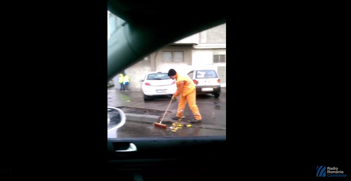 VIDEO: Cum se asfaltează pe ploaie la Constanța