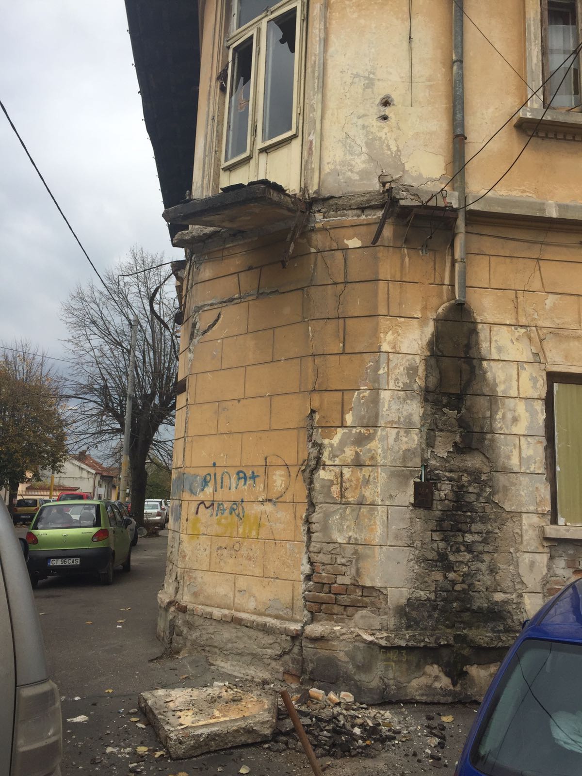 Foto – CONSTANȚA: Balconul unei clădiri dezafectate, ocupate abuziv de ani de zile, s-a PRĂBUȘIT!