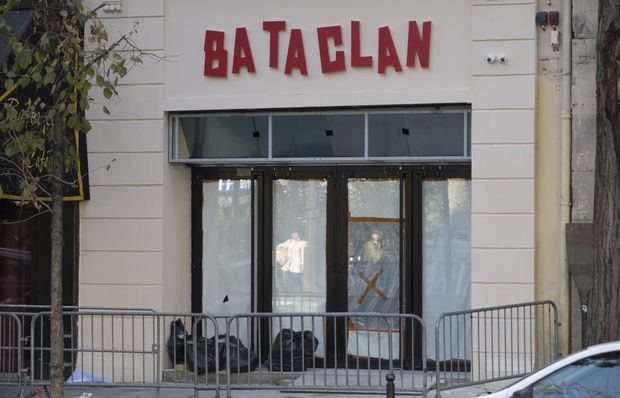 FRANȚA comemorează: Un an de la atentatele teroriste de la PARIS