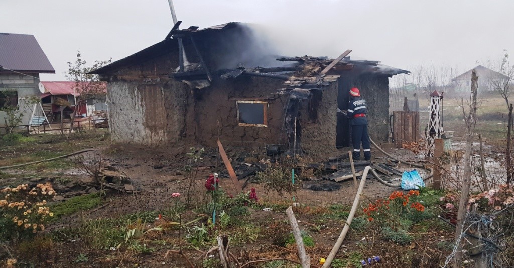 CĂLĂRAȘI/FOTO: Un bărbat și-a incendiat intenționat casa. În imobil se afla și un copil