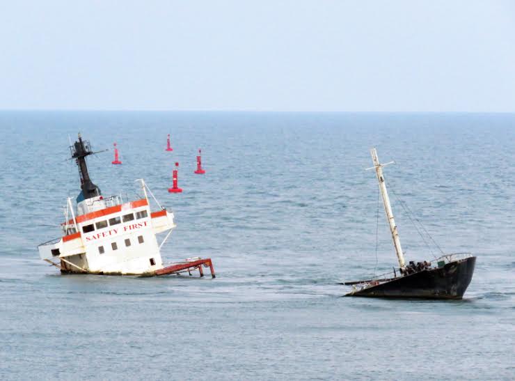 TULCEA: A fost scoasă din Dunăre ultima secţiune a cargoului Fortuna S, eşuat în urmă cu 2 ani