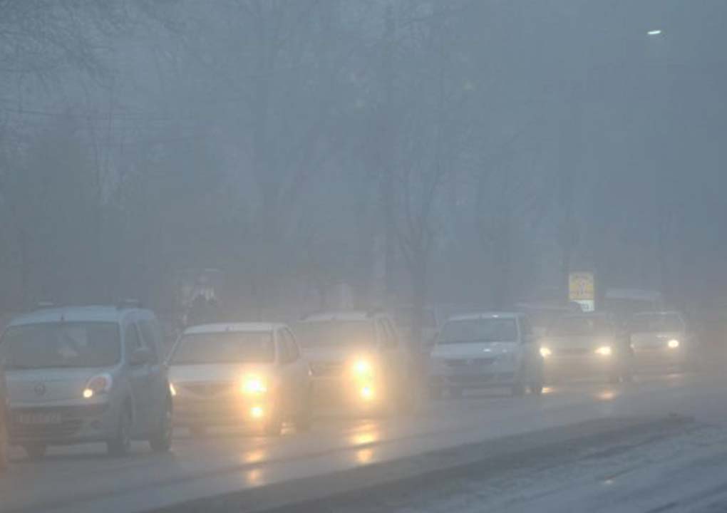 Atenție, șoferi! Trafic îngreunat din cauza ceții dense pe mai multe artere importante