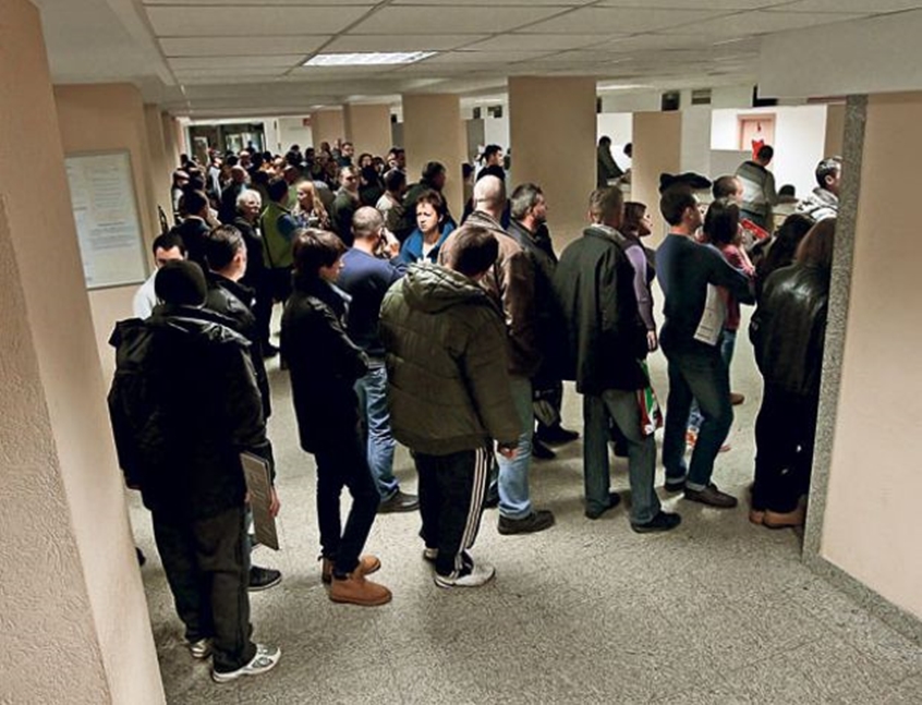 Ministrul de Interne „atacă” problema cozilor de la Permise auto