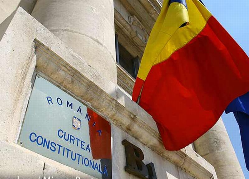 Sesizarea lui Iohannis cu privire la legea pentru eliminarea celor 102 taxe, discutată de CCR pe 14 decembrie