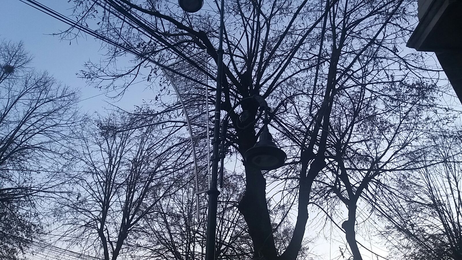 Foto – CONSTANȚA se pregătește de Crăciun! Primele ornamente au fost montate în zona centrală