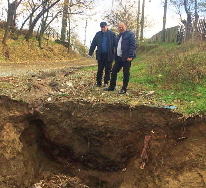 Tulcea: A plouat de-a rupt drumurile din Dăeni şi Văcăreni