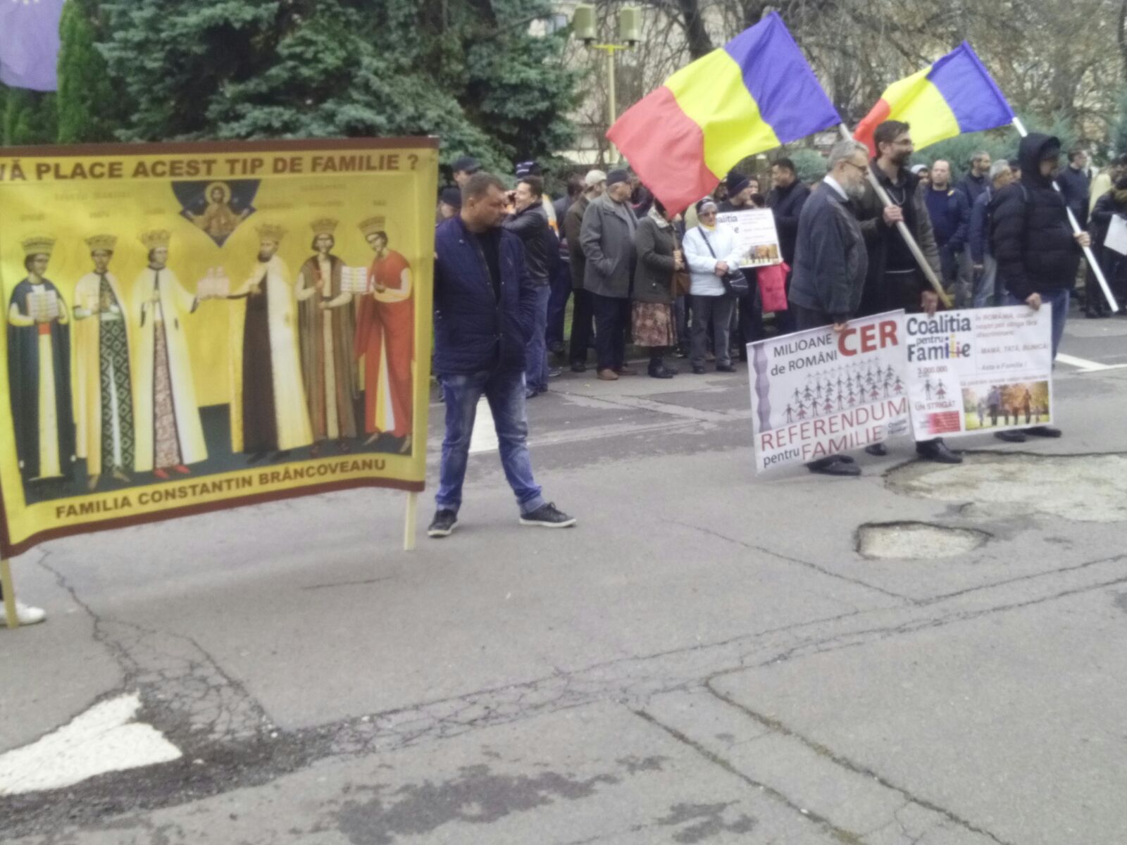 FOTO: MITING pentru FAMILIA TRADIȚIONALĂ în faţa Prefecturii din Constanța