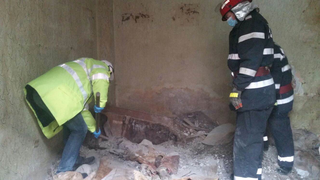 UPDATE/Foto – CONSTANȚA: Cadavru aproape mumificat, descoperit sub dărâmături în centrul orașului!