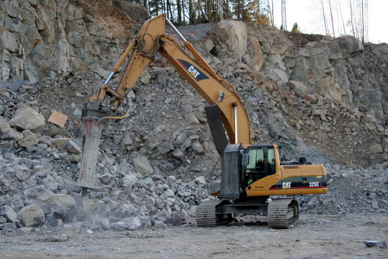 TRAGEDIE la cariera de la PIATRA: Un excavatorist a rămas fără un picior, după ce un mal de piatră a căzut peste utilaj