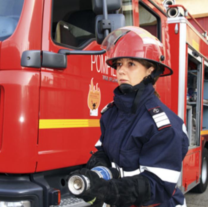 TULCEA: Defilare de 1 Decembrie. Printre participanți, un pluton format din fete