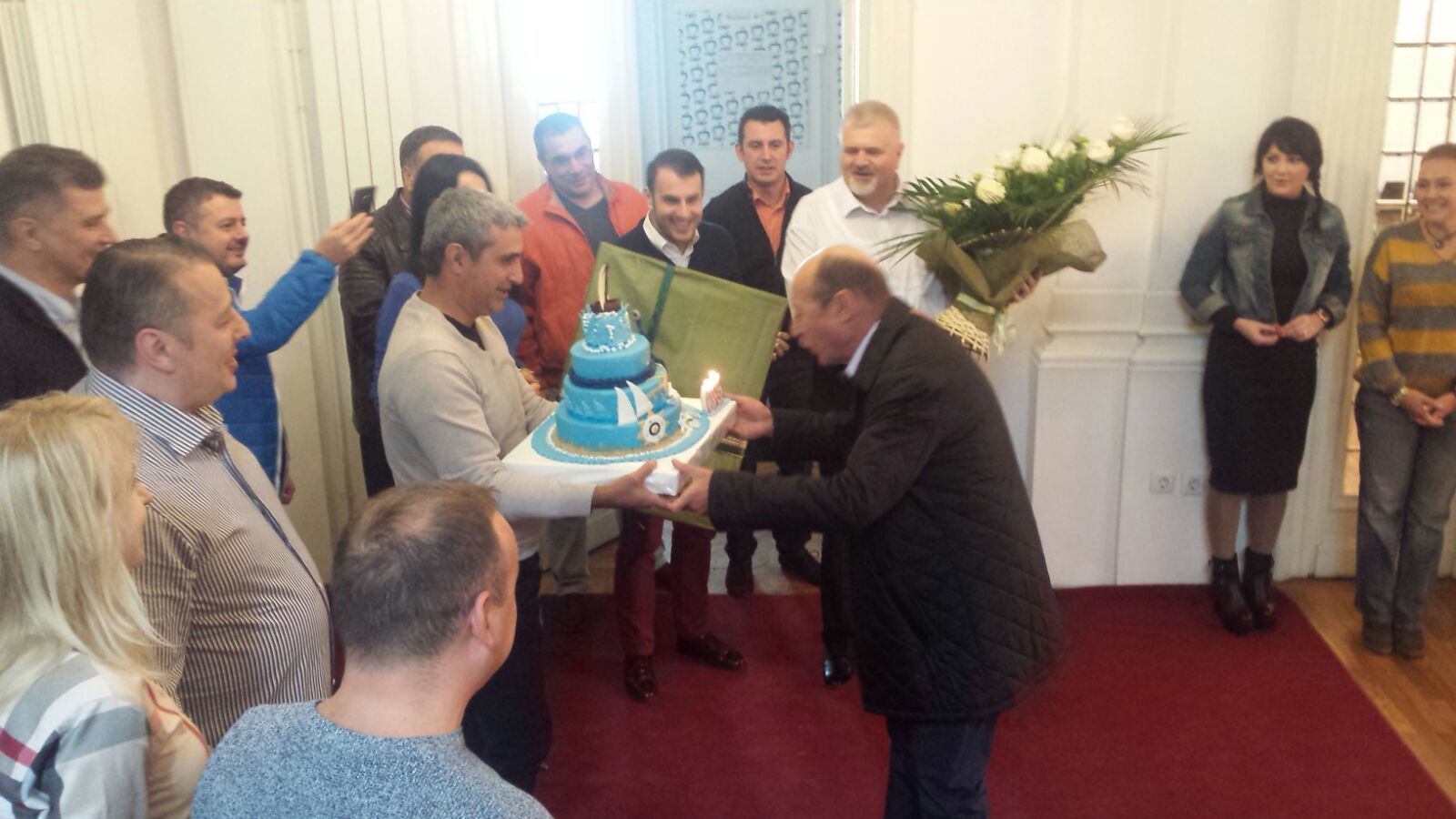 FOTO: Fostul președinte Traian Băsescu și-a serbat ziua de naștere alături de colegii de partid