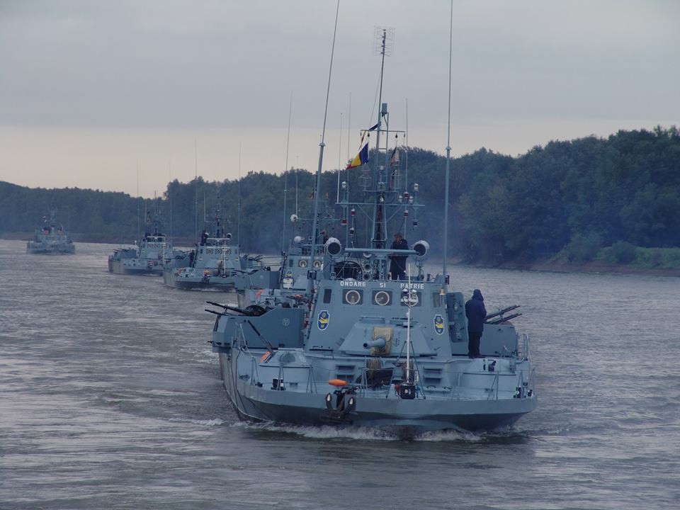 BRĂILA. Exerciții militare pe Dunăre, presărate cu fapte bune