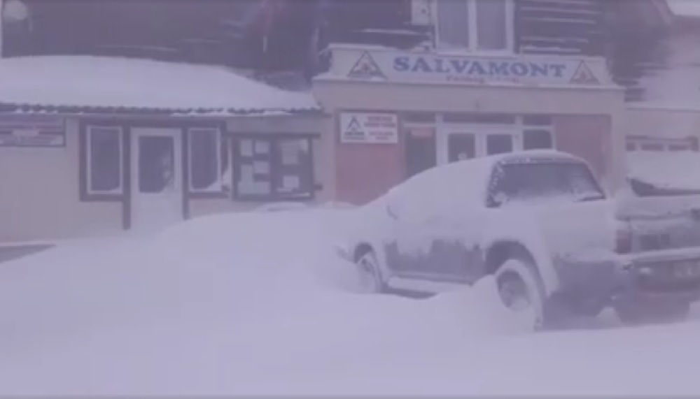 Hunedoara: 30 de copii și adulți, evacuați pe jos din stațiunea Parâng cu ajutorul salvamontiștilor